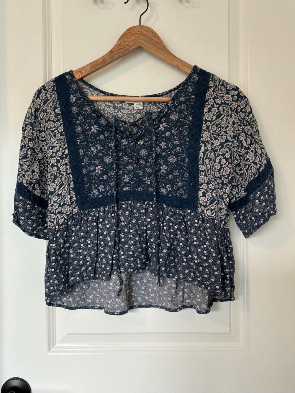 American Eagle Boho Blue Floral Lace-Up Flutter Sleeve Crop Blouse S